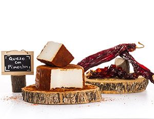 Queso de cabra con pimenton natural de Sierra Nevada en Mesón Haraiçel