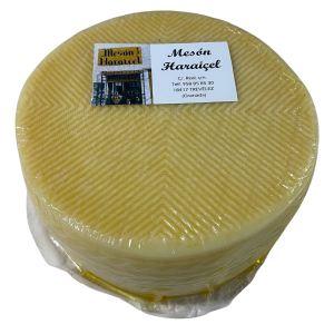 Queso de oveja inyectado en aceite de oliva curado en cueva en Mesón Haraiçel